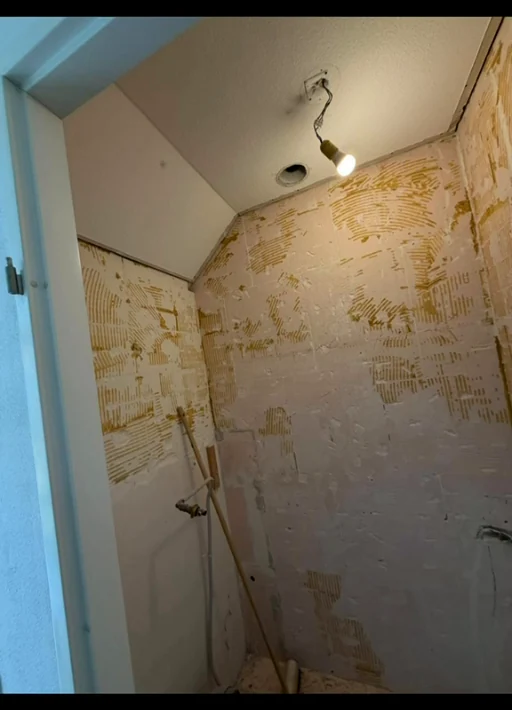 Toiletruimte tijdens renovatie, met zichtbaar voorbereidend werk aan de wanden